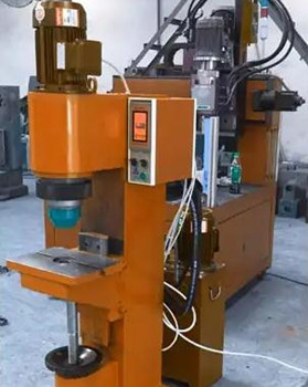 鉚接機廠家有哪些規(guī)格型號？